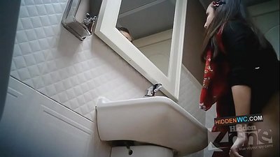 Qadın tualetində gizli kamera görüntüləri (1)