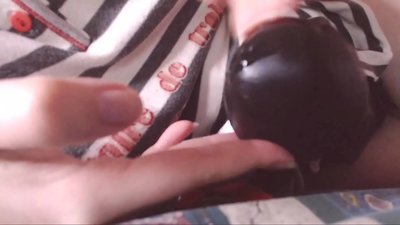 Bu böyük qara xoruzu ağzına al kiçik qul